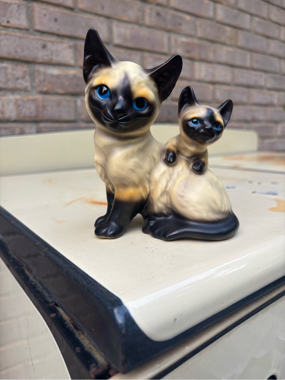 Vintage Siamese Cat Figurine Duo in Cream and Black - Decorative Pet Accent